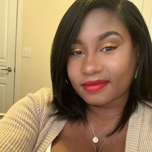 Meet your Posher, Moni